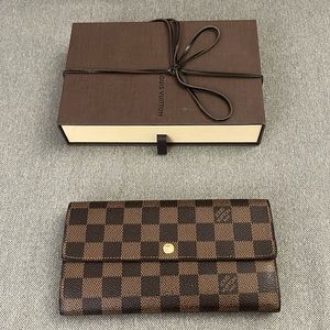 Preowned Louis Vuitton Damier Sarah Wallet (Discontinued version)